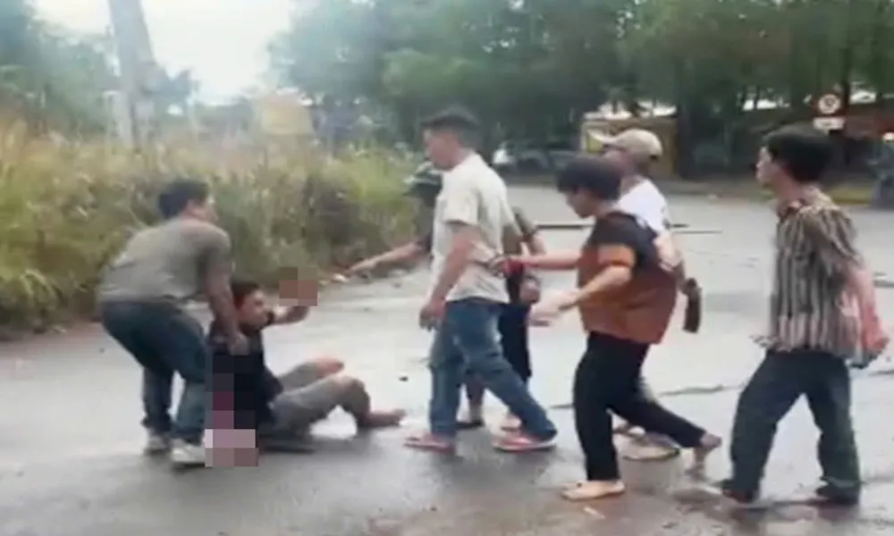 Truy sát trong quán cà phê khiến 3 người bị thương nặng