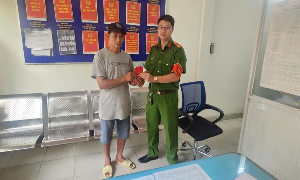 Người bán bánh mì nhặt được 22 triệu đồng trả lại người mất