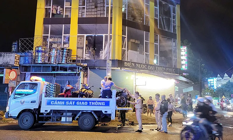 Cơ quan chức năng điều tra hiện trường. Ảnh Việtnamnet