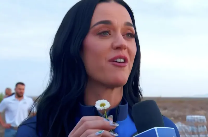 katy-perry-hon-mat-dat-va-nang-niu-thu-nay-sau-chuyen-bay-ngoai-vu-tru20250415-135749-01
