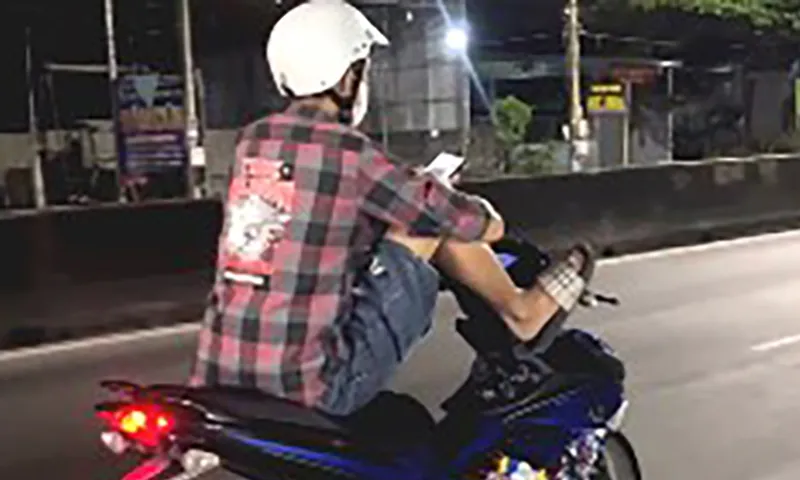 Quay clip lái xe bằng chân, tay dùng điện thoại, thanh niên bị phạt 15,9 triệu