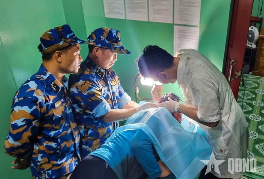 nha gian dk1 cap cuu ngu dan_4 tien hanh khau vet thuong cho ngu dan bi nan
