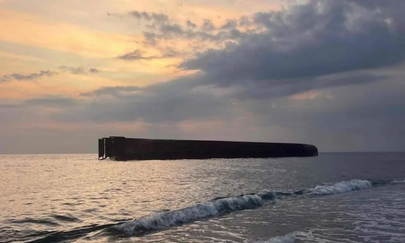 Tàu chở cát Trung Quốc lật ngoài khơi Philippines, nhiều người chết và mất tích