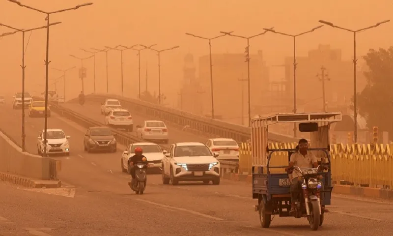 bão cát trên đường phố Đường phố Najaf - Ảnh AFP