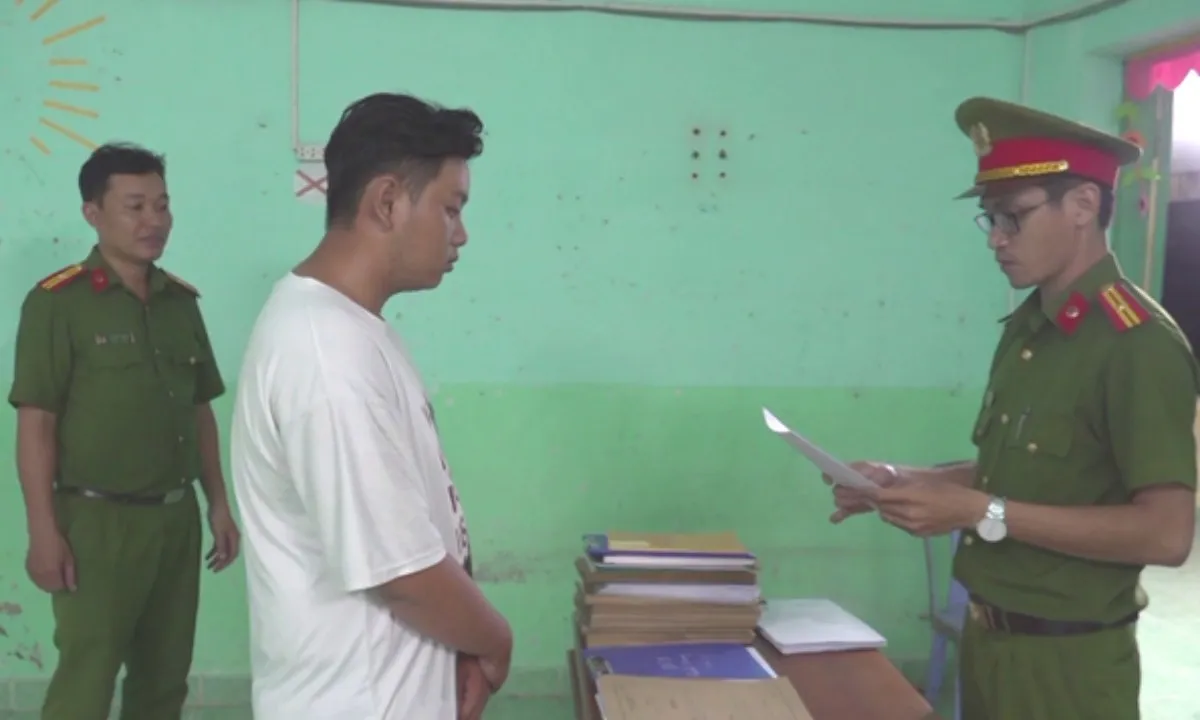 Khởi tố thanh niên xịt hơi cay cướp tiệm vàng ở Bến Tre