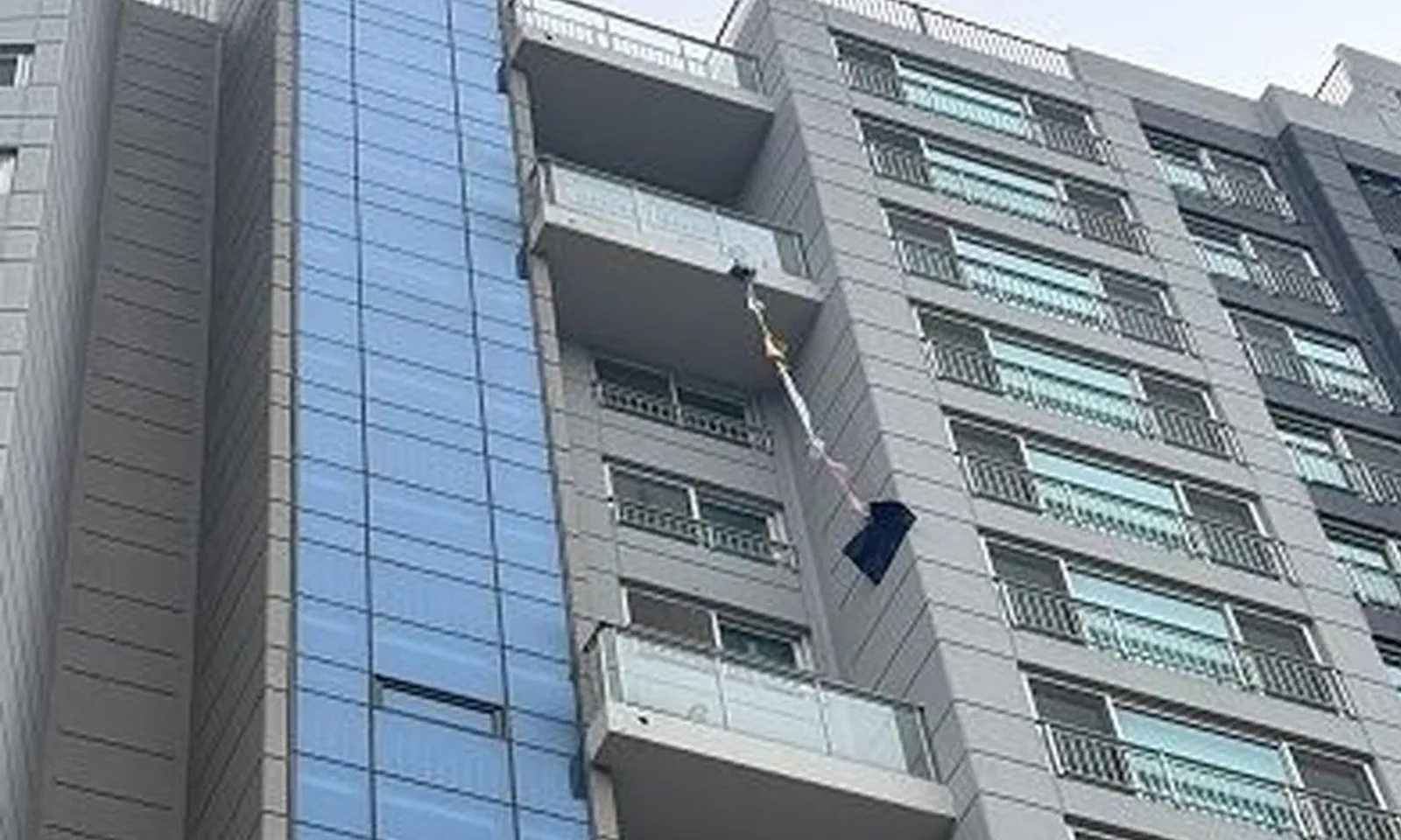 Cụ bà bị kẹt trên ban công suốt 18 giờ, phải xâu quần áo lại thả xuống để nhờ giúp đỡ