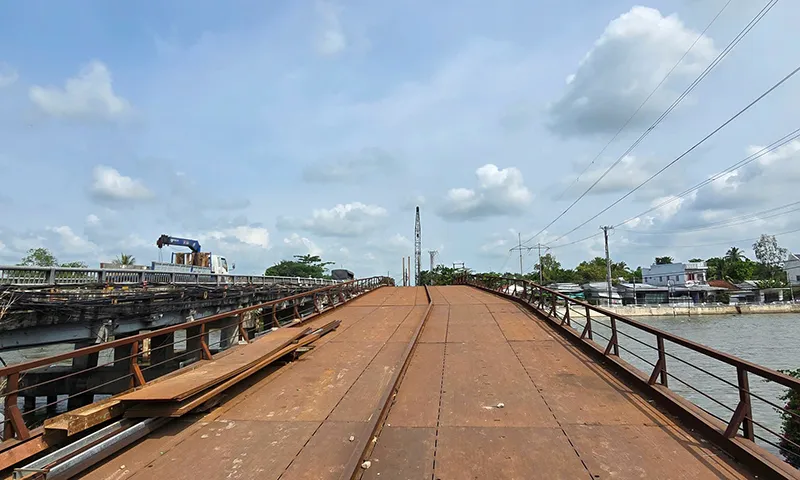 Cầu tạm Ô Môn đã hoàn thành 5 nhịp, đang đẩy nhanh tiến độ kịp thông xe dịp lễ tới đây