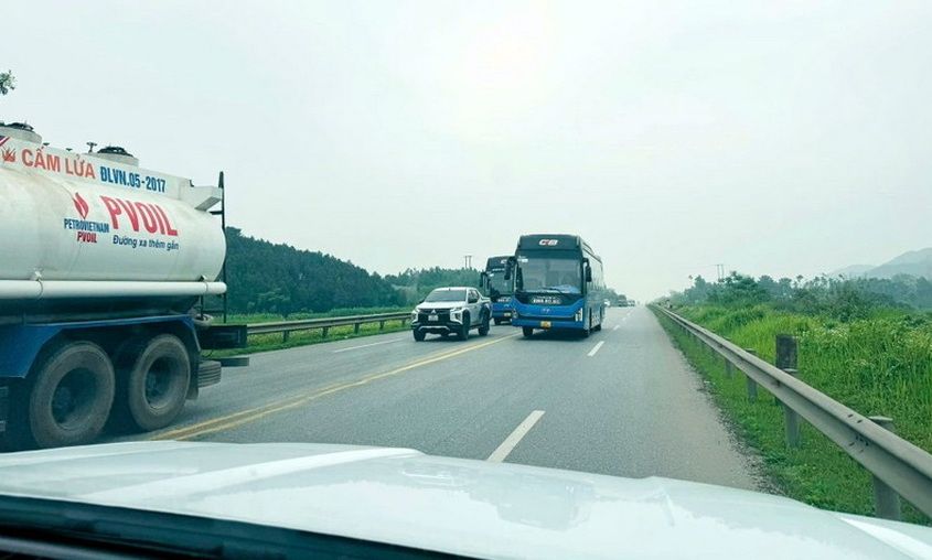 Tài xế xe khách bị phạt nặng vì lấn làn ngược chiều trên cao tốc