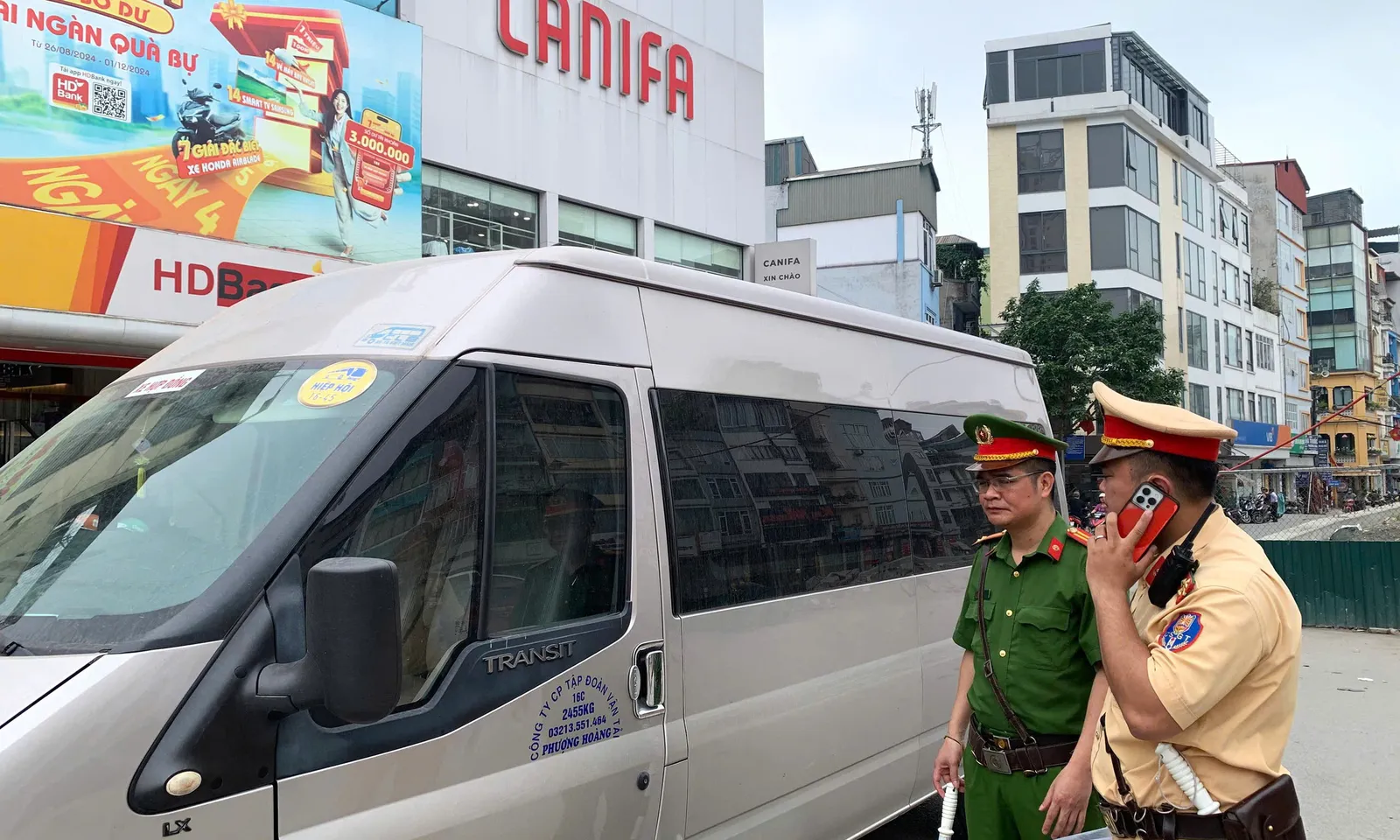 Hà Nội: Xử lý tình trạng đỗ xe trái phép trên đường Kim Đồng