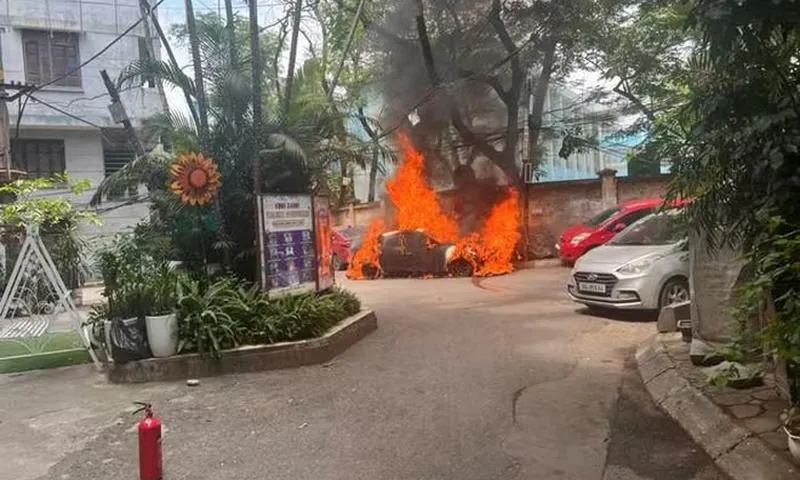Hà Nội: Liên tiếp 2 vụ cháy xe trong một ngày, không thiệt hại về người