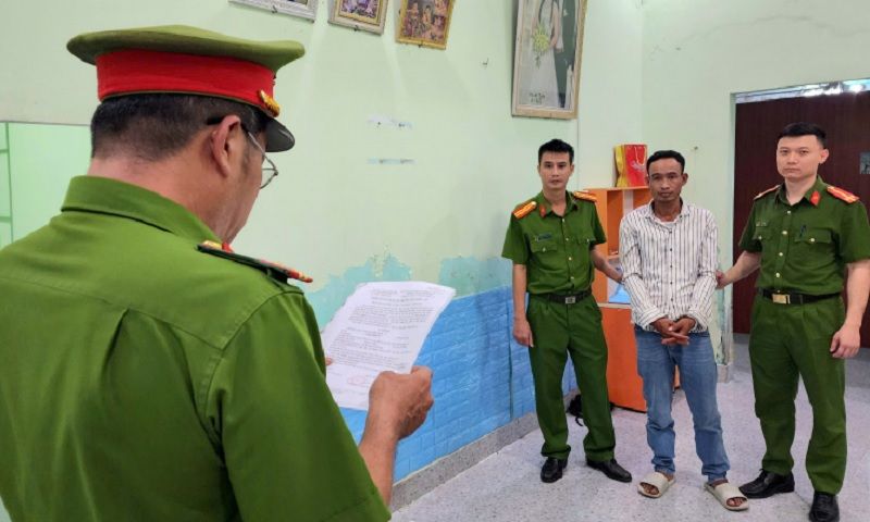 Dùng rựa cướp điện thoại lúc rạng sáng, nghi phạm bị bắt khi đang trên đường tiêu thụ tài sản