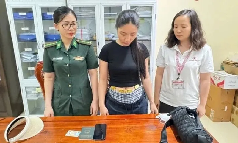 Phạm Thị Vân Anh quấn 4kg vàng quanh bụng mang qua biên giới