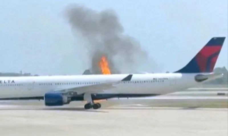 Máy bay Mỹ phải sơ tán khẩn cấp vì cháy động cơ