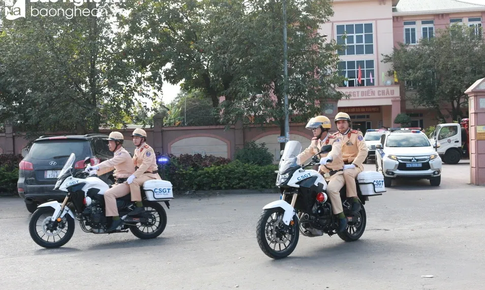 CSGT Nghệ An dùng xe chuyên dụng đưa người dân nguy kịch đi cấp cứu