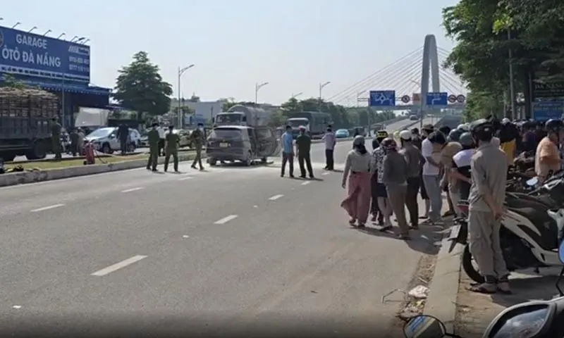 2 người tử vong trong vụ cháy xe giữa đường, nghi tự đốt xe?