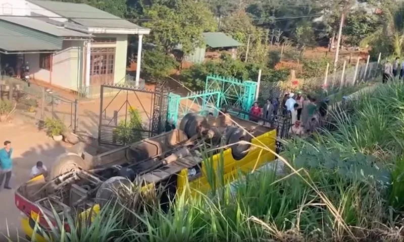 Khẩn trương khắc phục vụ lật xe chở học sinh làm 21 người bị thương