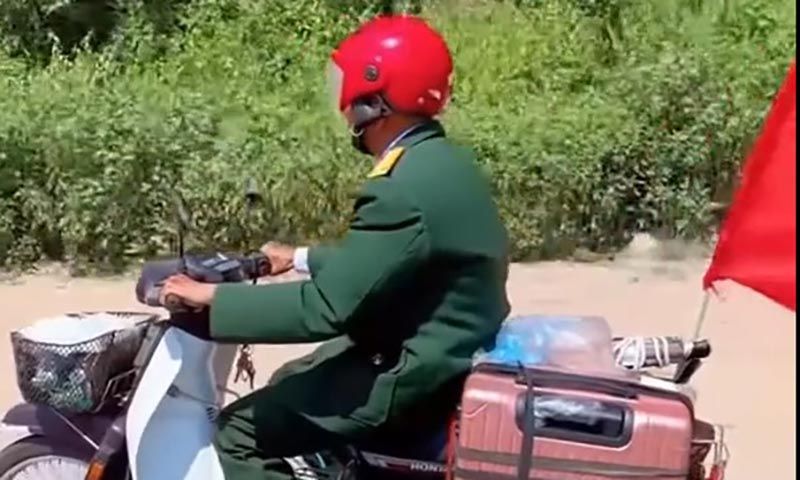 Cựu chiến binh 76 tuổi lái xe máy từ Nghệ An vào TPHCM đón lễ 30/4