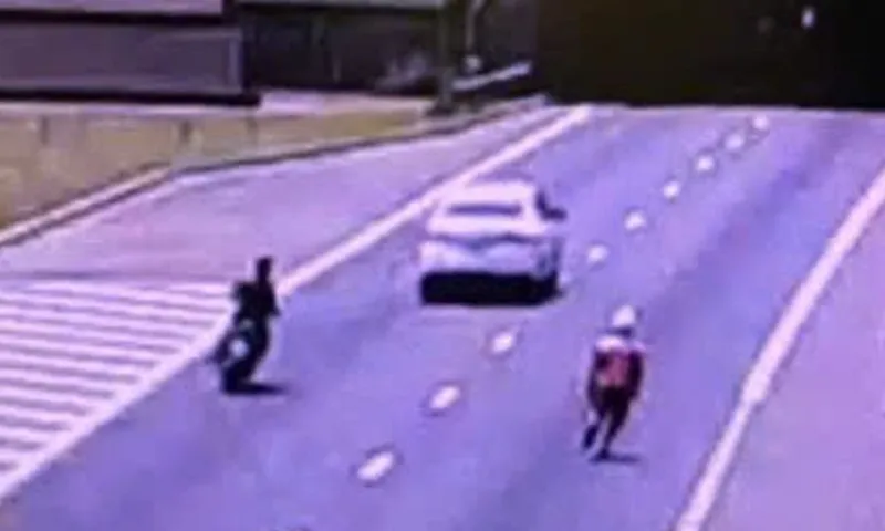 Cưỡng chế nam thanh niên lao xe máy xuyên hầm Hải Vân