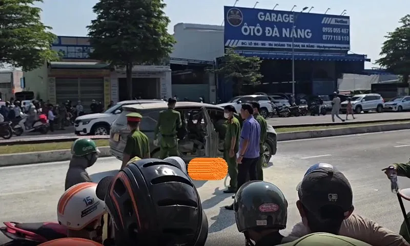 Thi thể một nạn nhân nằm gần xe