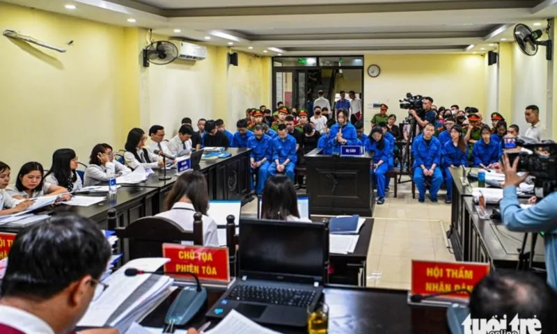 Hà Nội: Xét xử nhóm “quái xế” gây tai nạn khiến cô gái dừng đèn đỏ tử vong