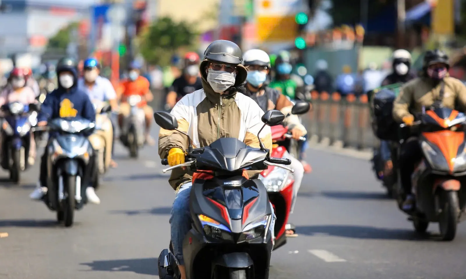 TPHCM: Người dân chật vật với nắng nóng