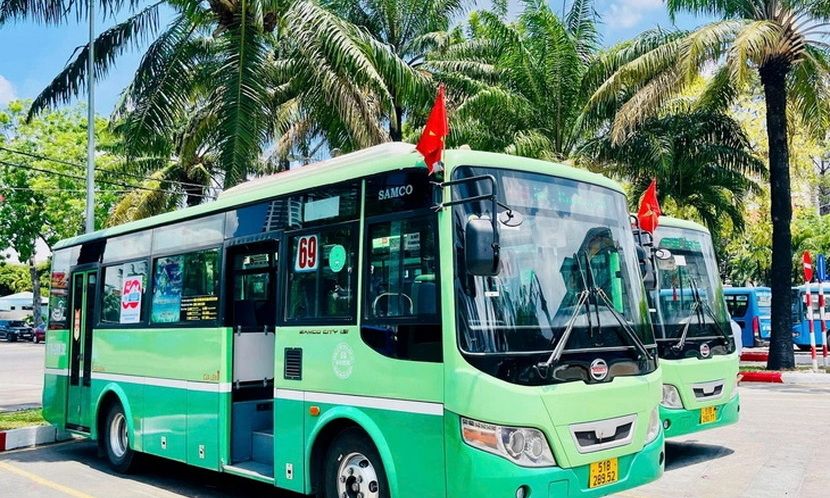 Xe buýt tại TPHCM đồng loại treo cờ Tổ quốc từ nay đến hết ngày 5/5