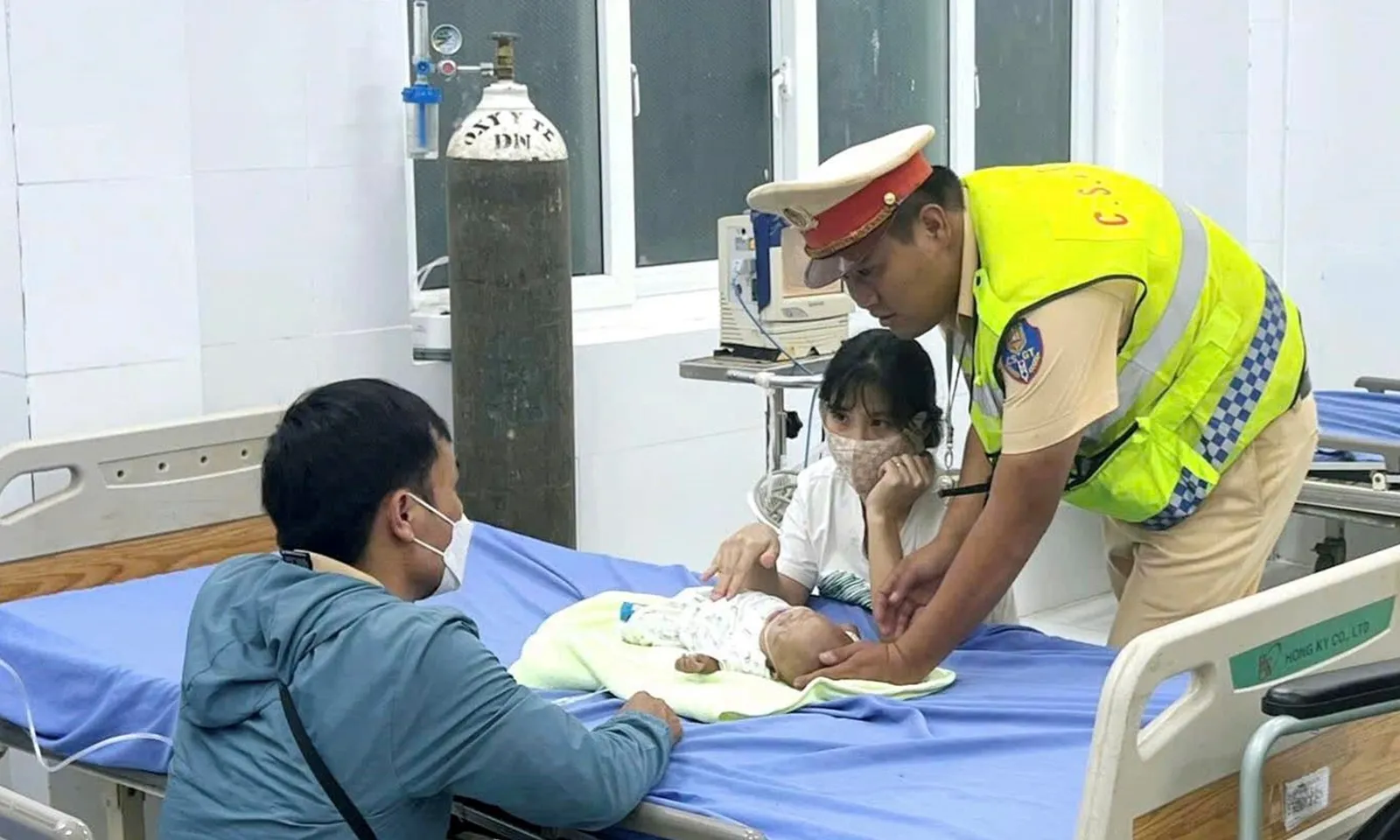 Cháu bé 4 tháng tuổi nguy kịch trên ô tô khách được CSGT dùng xe đặc chủng đưa đi cấp cứu