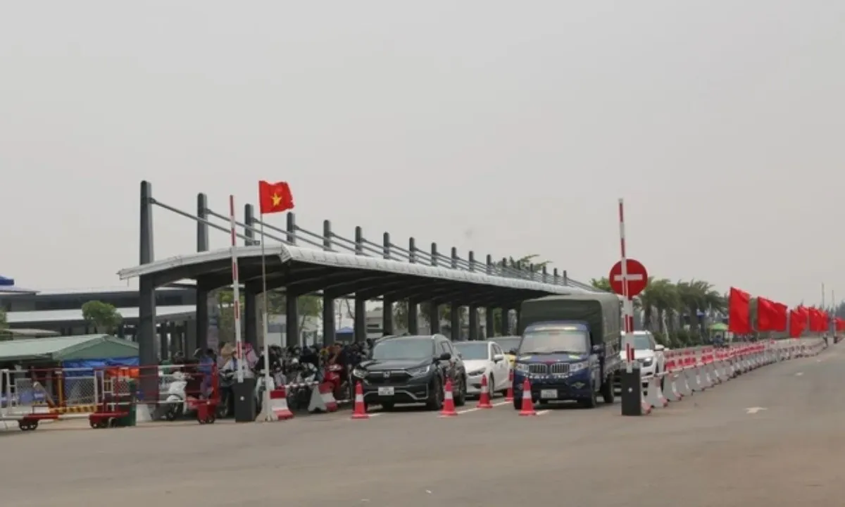 Tạm dừng cho ôtô sang đảo Cát Bà tránh quá tải dịp 30/4