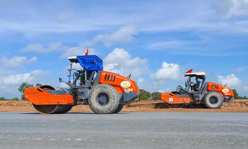 Không nghỉ lễ, cao tốc Cần Thơ - Cà Mau vẫn trải thảm nhựa