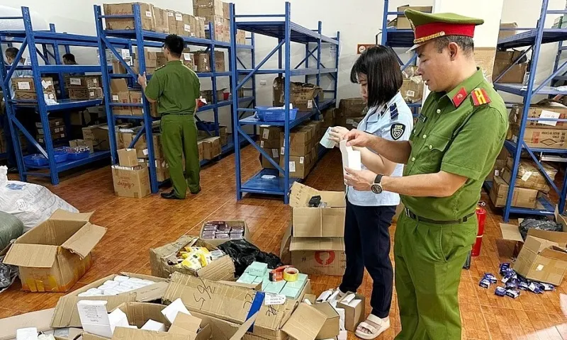 kiểm tra kho mỹ phẩm bán hàng qua mạng