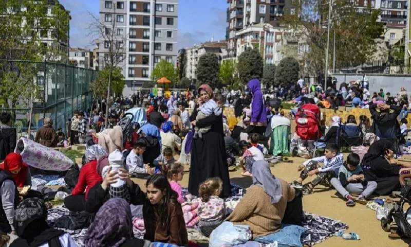 Người dân tại một công viên sau trận động đất ở Istanbul, Thổ Nhĩ Kỳ Ảnh AFP