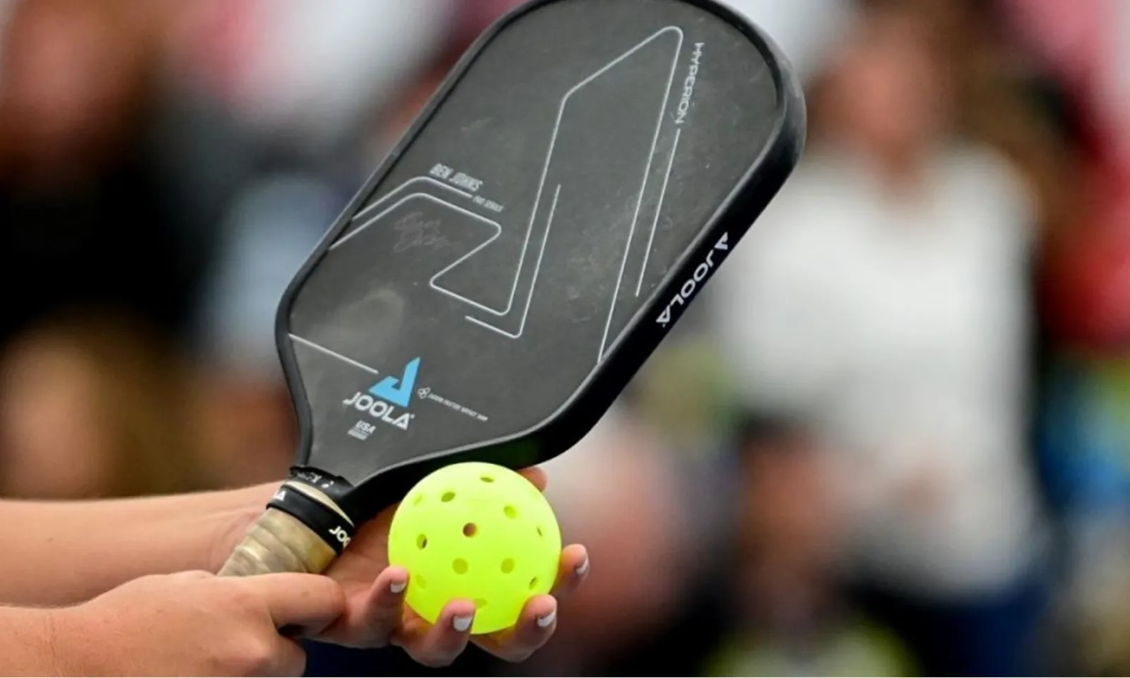 Đang chơi pickleball, người đàn ông ngã gục xuống sân, tử vong