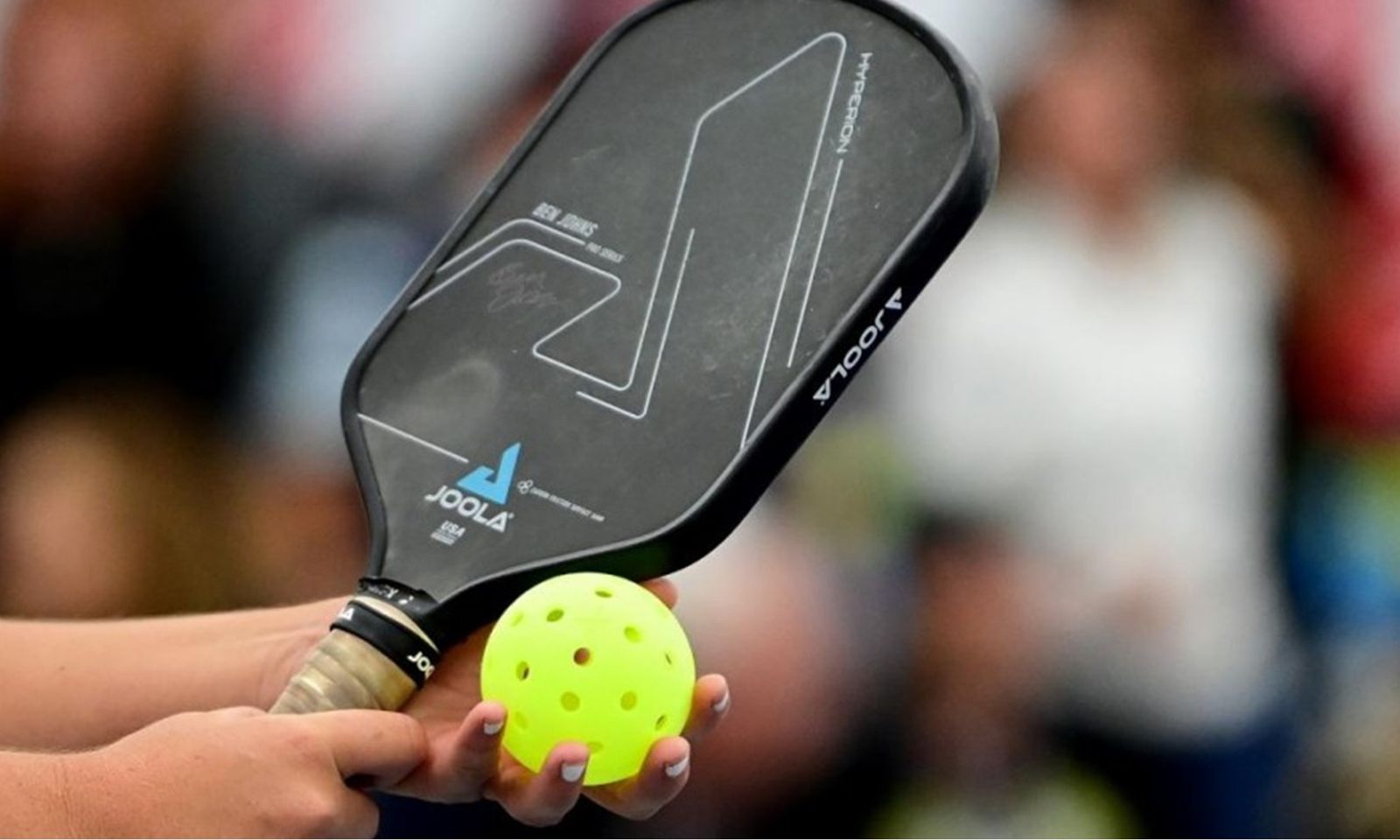 Đang chơi pickleball, người đàn ông ngã gục xuống sân, tử vong