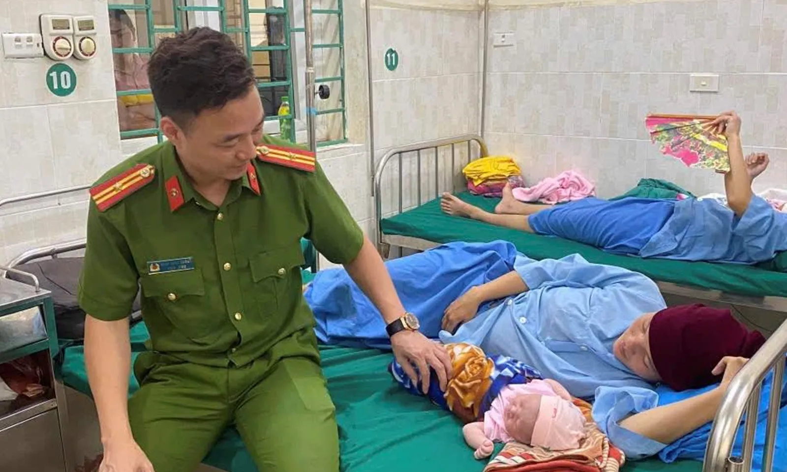 Cảnh sát khu vực giúp sản phụ vượt cạn trên đường phố