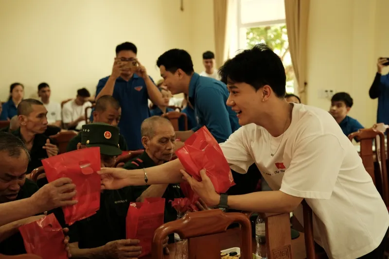 showbiz-nua-dau-2025-san-sinh-nhieu-tac-pham-ve-long-yeu-nuoc20250424-151357-43