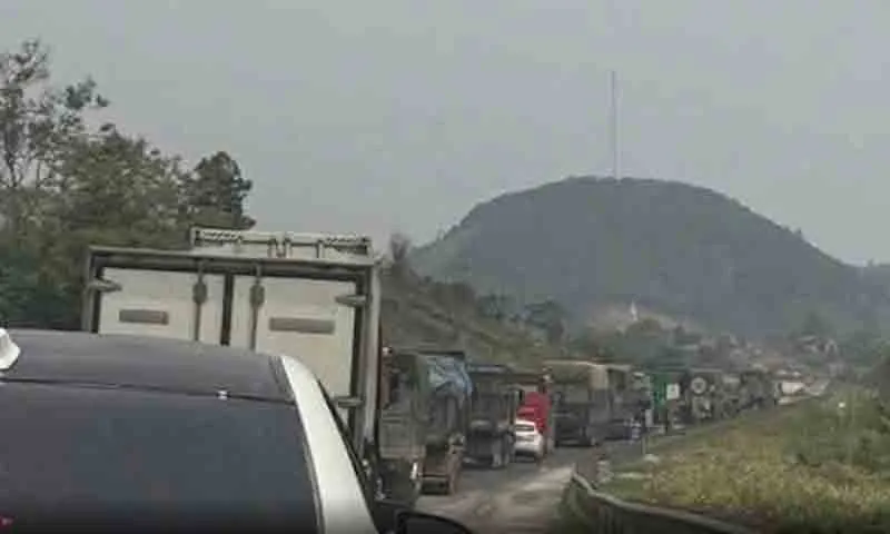 Tai nạn liên hoàn làm cao tốc Nội Bài - Lào Cai ùn tắc nghiêm trọng