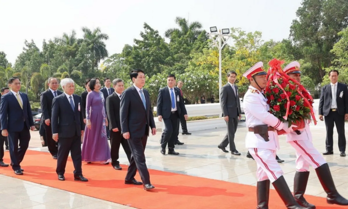 Chủ tịch nước Lương Cường dâng hoa tưởng niệm Chủ tịch Kaysone Phomvihane