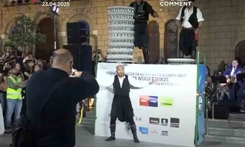 Vũ công cân bằng 468 ly rượu vang trên đầu