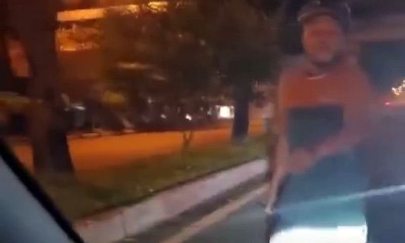 Video clip: Người đàn ông đi xe máy đe dọa tài xế ô tô trên đường Phạm Văn Đồng