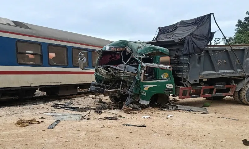 Xe tải va chạm tàu hỏa, tài xế kẹt trong cabin