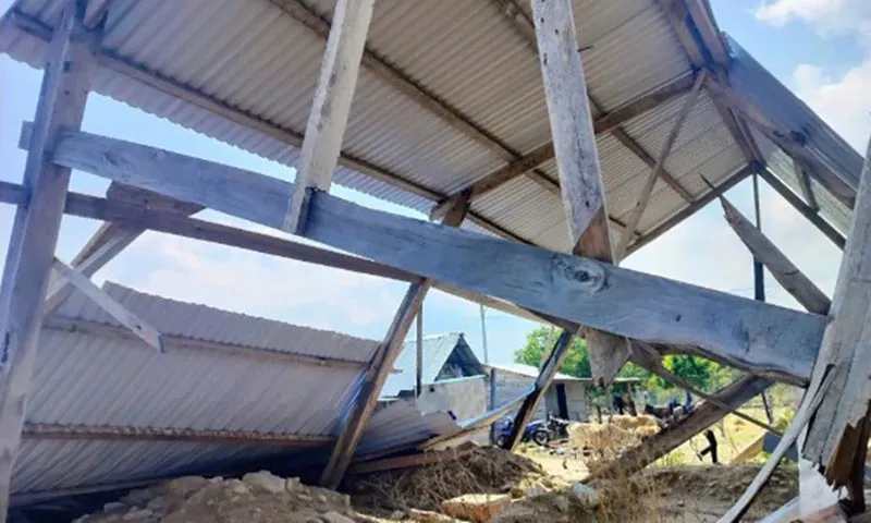 Hàng chục nhà dân ở tỉnh Gia Lai bị tốc mái