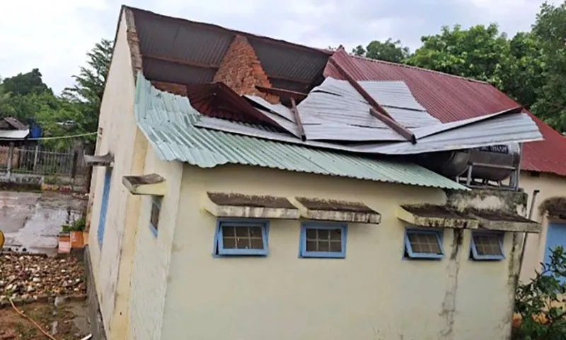 Dông lốc làm tốc mái 100 căn nhà, trường học ở 2 tỉnh Tây Nguyên