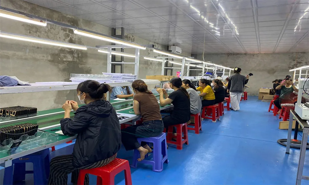 Triệt phá xưởng lắp ráp điện thoại trái phép quy mô lớn tại Lạng Sơn