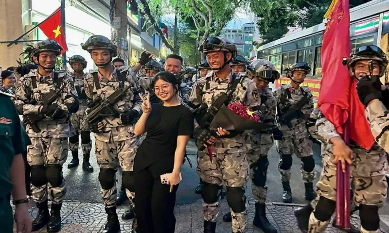 Khoảnh khắc cô gái tặng hoa chiến sĩ diễu binh 30/4 gây bão mạng xã hội