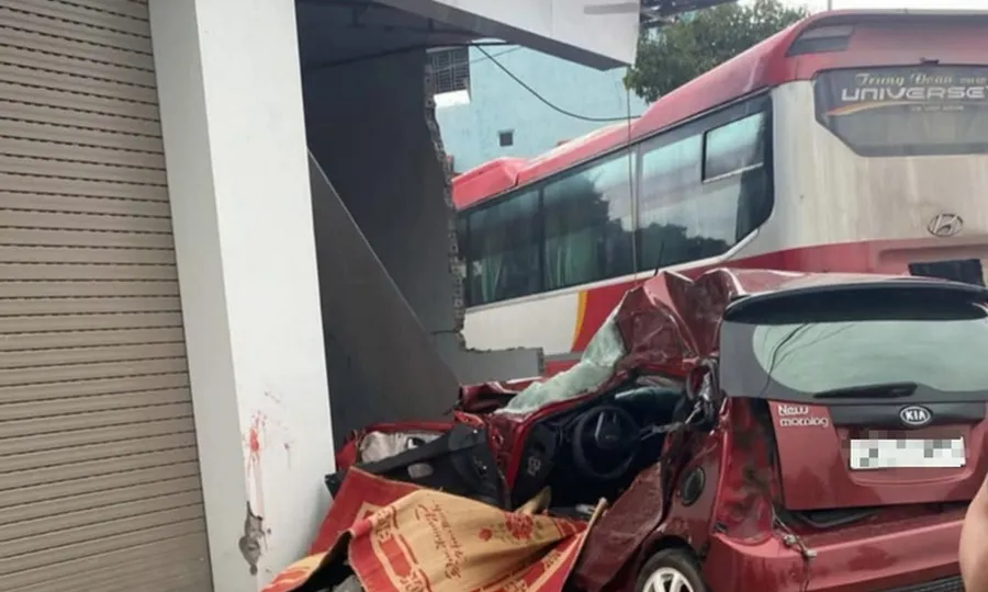 Xe khách va chạm ô tô con, lao vào nhà dân: 3 người thương vong tại Bắc Giang