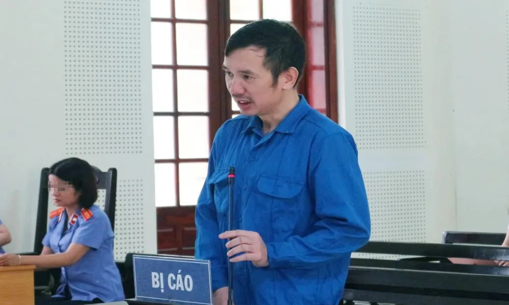 6 năm tù cho kẻ vu vạ ngoại tình, chiếm ô tô, cưỡng đoạt tiền