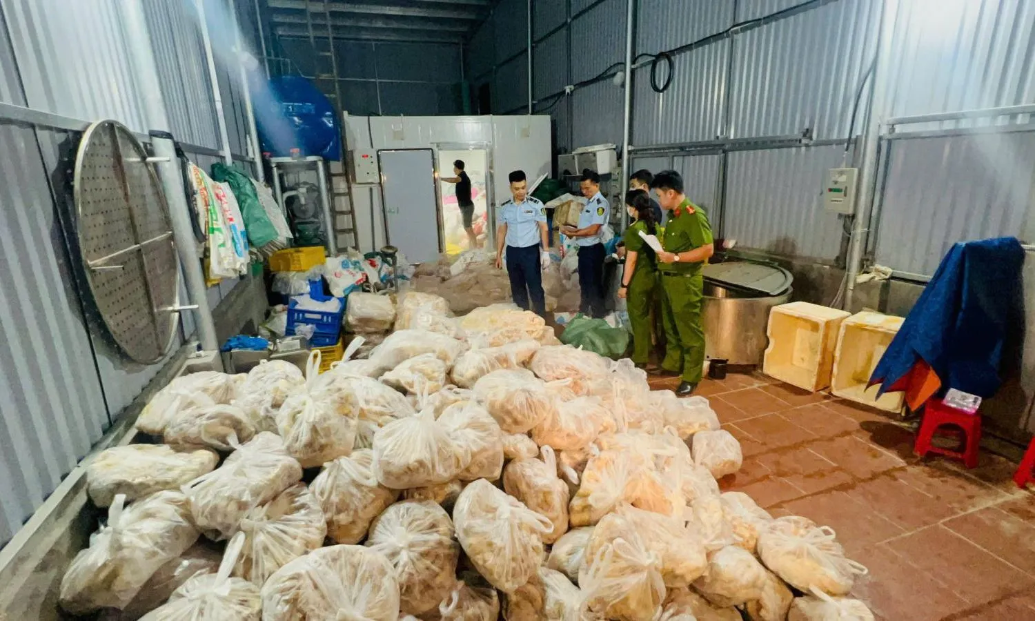 Công an Hà Nội phát hiện các kho lạnh chứa hơn 10 tấn nội tạng trâu, bò bẩn
