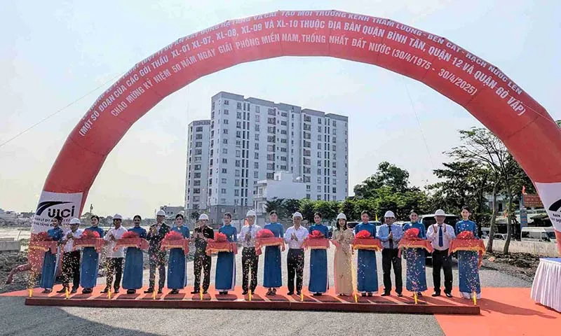 Các đại biểu cắt băng thông xe