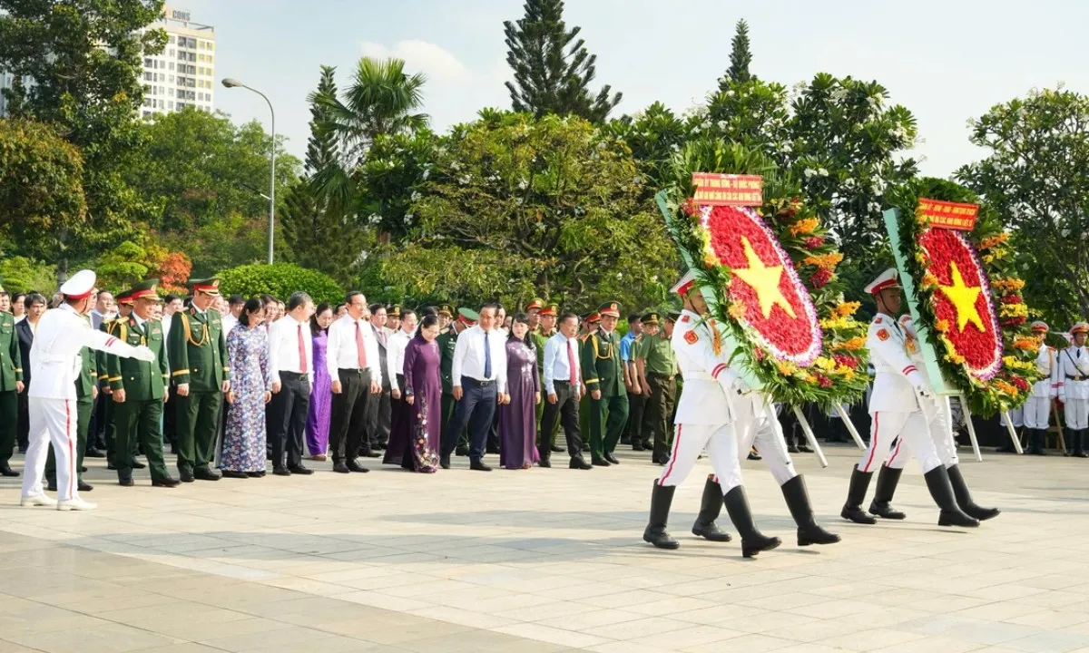Lãnh đạo TPHCM dâng hoa, dâng hương Mẹ Việt Nam anh hùng, Anh hùng liệt sĩ