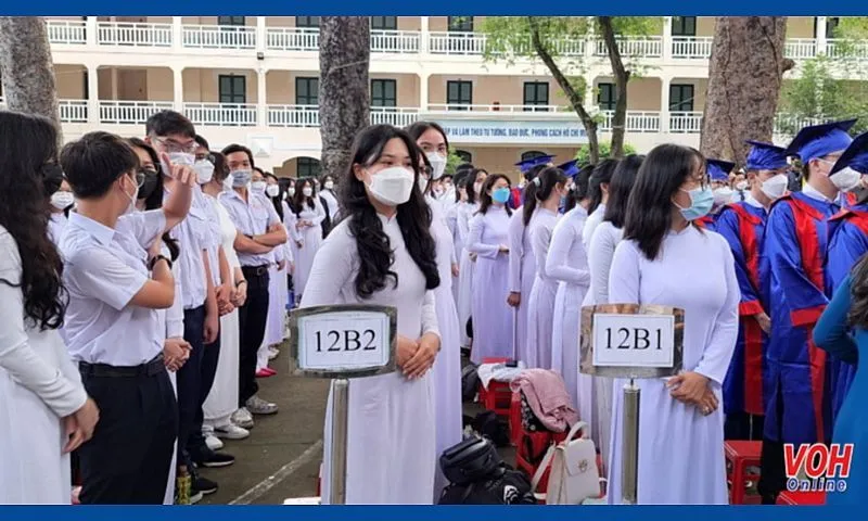 hoc-sinh-lop-12-thpt-marie-curie-trong-huy-web-voh-voh-073227